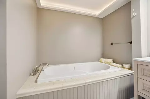 Bath - 917 White Oak Dr, Springfield, OH 45504 photo 6 of 15