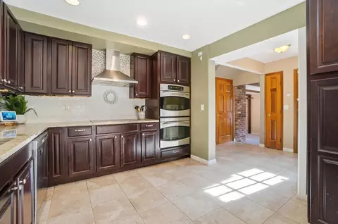 Kitchen - 917 White Oak Dr, Springfield, OH 45504 photo 4 of 9