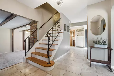Entry Way - 917 White Oak Dr, Springfield, OH 45504 photo 3 of 10