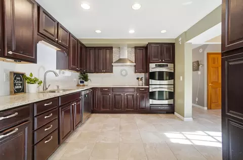 Kitchen - 917 White Oak Dr, Springfield, OH 45504 photo 2 of 9