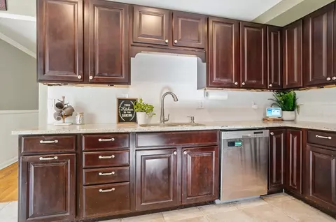 Kitchen - 917 White Oak Dr, Springfield, OH 45504 photo 7 of 9