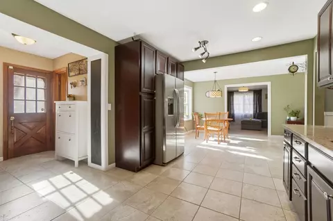Entry Way - 917 White Oak Dr, Springfield, OH 45504 photo 6 of 10