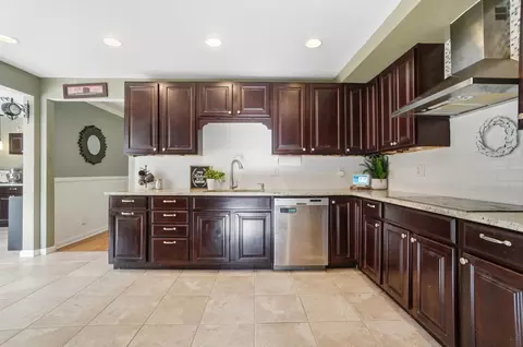 Kitchen - 917 White Oak Dr, Springfield, OH 45504 photo 6 of 9