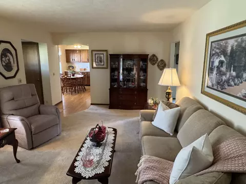 Living - 3077 E Brixton Dr, Springfield, OH 45503 photo 3 of 5