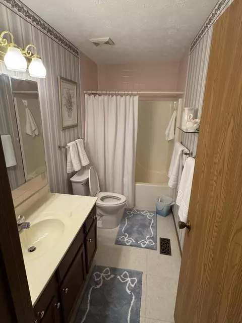 Bath - 3077 E Brixton Dr, Springfield, OH 45503 photo 3 of 4