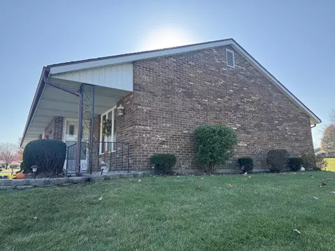 Exterior - 3077 E Brixton Dr, Springfield, OH 45503 photo 5 of 14