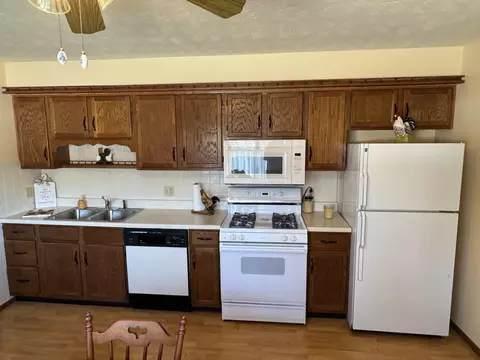 Kitchen - 3077 E Brixton Dr, Springfield, OH 45503 photo 2 of 3