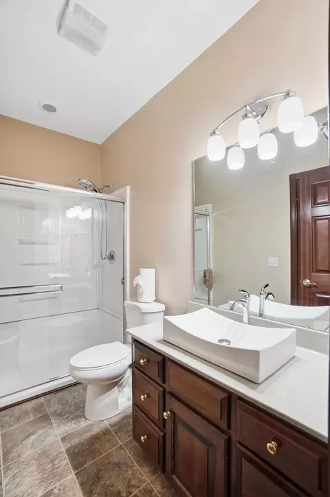 Bath - 415 Carillion Dr, Springfield, OH 45503 photo 3 of 3