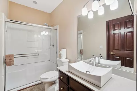 Bath - 415 Carillion Dr, Springfield, OH 45503 photo 2 of 3