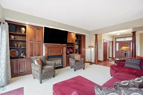 Living - 415 Carillion Dr, Springfield, OH 45503 photo 2 of 3