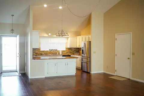 Living - 1831 Pinehurst Dr #37, Springfield, OH 45502 photo 2 of 6