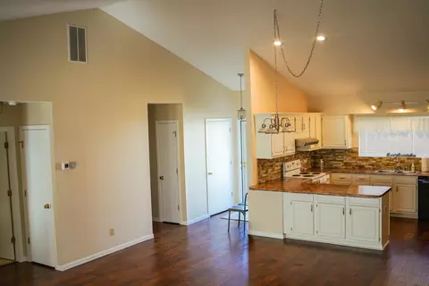 Living - 1831 Pinehurst Dr #37, Springfield, OH 45502 photo 1 of 6