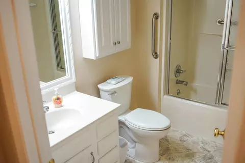 Bath - 1831 Pinehurst Dr #37, Springfield, OH 45502 photo 4 of 5