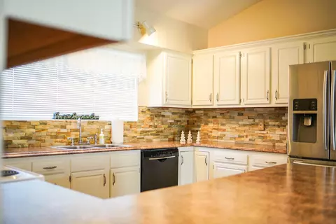 Kitchen - 1831 Pinehurst Dr #37, Springfield, OH 45502 photo 2 of 3