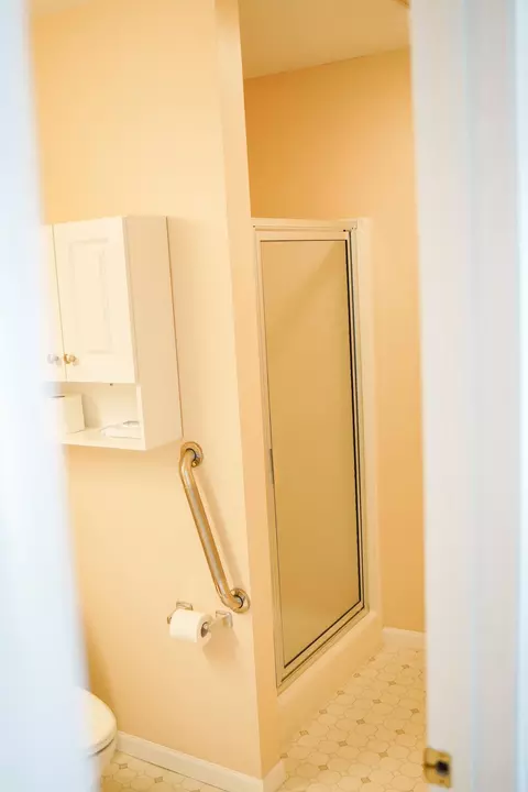 Bath - 1831 Pinehurst Dr #37, Springfield, OH 45502 photo 2 of 5
