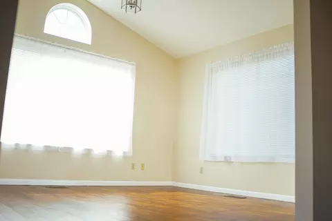 Living - 1831 Pinehurst Dr #37, Springfield, OH 45502 photo 4 of 6