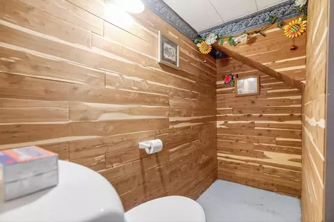 Bath - 1607 W Wayne St, Lima, OH 45805 photo 3 of 4
