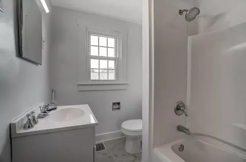 Bath - 1810 N Limestone St, Springfield, OH 45503 photo 2 of 4