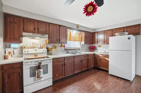 Kitchen - 1731 Elaina Dr, Springfield, OH 45503 photo 2 of 2