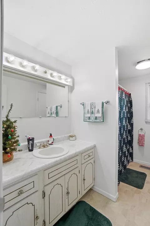 Bath - 1731 Elaina Dr, Springfield, OH 45503 photo 2 of 3