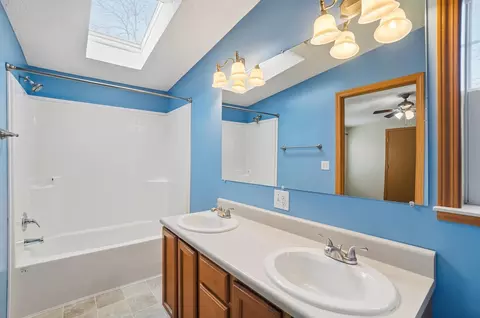 Bath - 1810 Summit St, Springfield, OH 45503 photo 1 of 2