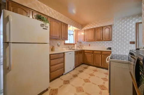 Kitchen - 1886 Winding Trl, Springfield, OH 45503 photo 1 of 3