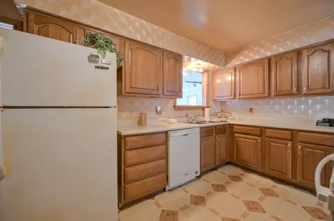 Kitchen - 1886 Winding Trl, Springfield, OH 45503 photo 2 of 3