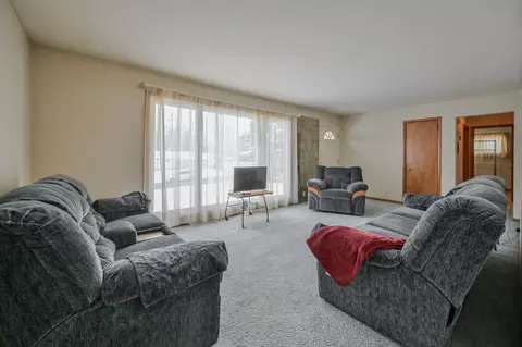Living - 1886 Winding Trl, Springfield, OH 45503 photo 2 of 2