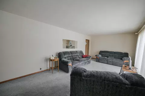 Living - 1886 Winding Trl, Springfield, OH 45503 photo 1 of 2