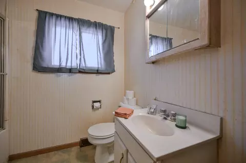 Bath - 1886 Winding Trl, Springfield, OH 45503 photo 1 of 2
