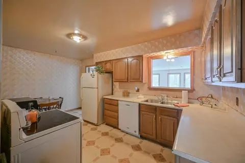 Kitchen - 1886 Winding Trl, Springfield, OH 45503 photo 3 of 3