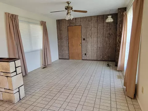 Living - 3123 Sudbury St, Springfield, OH 45503 photo 1 of 2