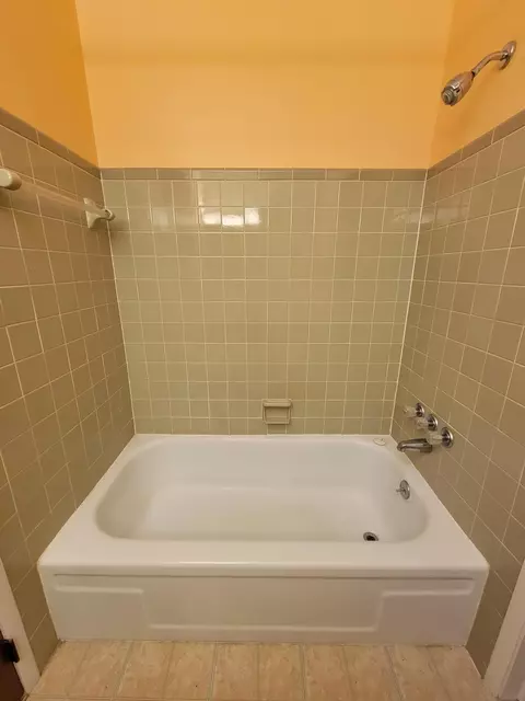 Bath - 3123 Sudbury St, Springfield, OH 45503 photo 2 of 2