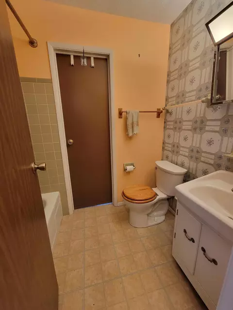 Bath - 3123 Sudbury St, Springfield, OH 45503 photo 1 of 2