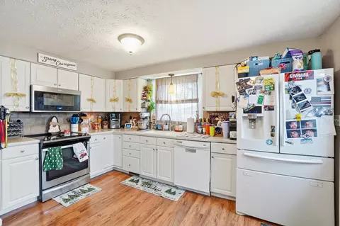 Kitchen - 1910 Delmar Dr, Springfield, OH 45503 photo 3 of 4