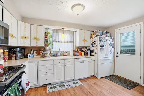 Kitchen - 1910 Delmar Dr, Springfield, OH 45503 photo 2 of 4