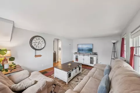 Living - 226 Larchmont Ave, Springfield, OH 45503 photo 3 of 4