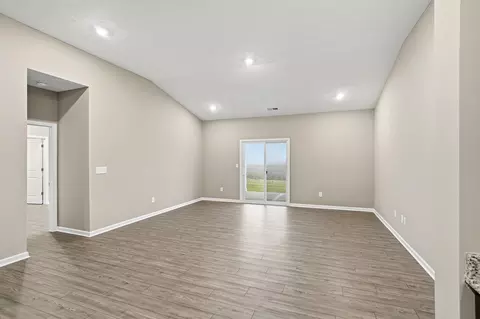Living - 4016 Chakeres Ave, Springfield, OH 45505 photo 2 of 4
