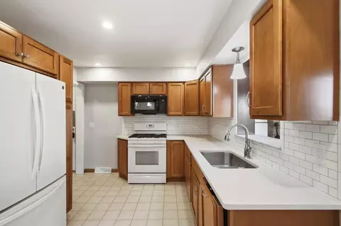 Kitchen - 2746 Northbourne Dr, Springfield, OH 45506 photo 4 of 7