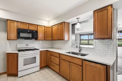 Kitchen - 2746 Northbourne Dr, Springfield, OH 45506 photo 5 of 7