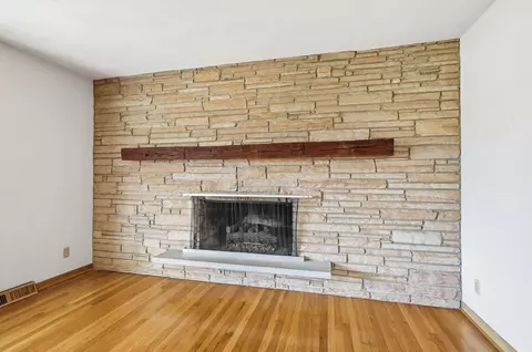 Living - 2746 Northbourne Dr, Springfield, OH 45506 photo 3 of 9