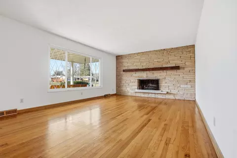 Living - 2746 Northbourne Dr, Springfield, OH 45506 photo 2 of 9