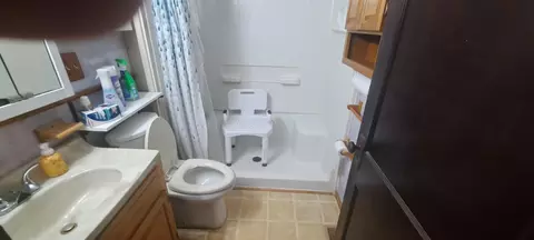 Bath - 1009 Elm St, Springfield, OH 45503 photo 1 of 1