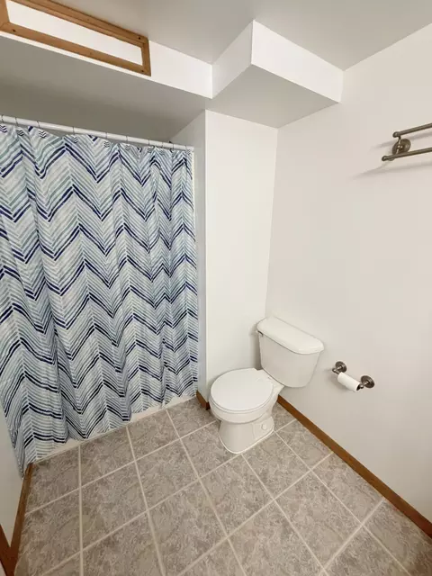 Bath - 2948 Hyannis Dr, Springfield, OH 45503 photo 5 of 5