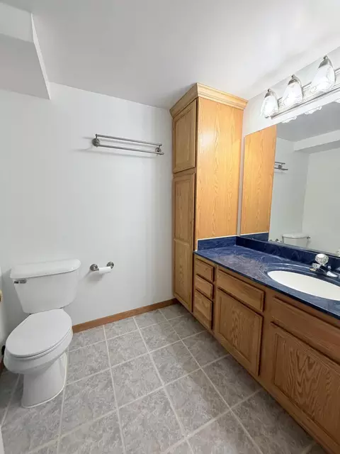 Bath - 2948 Hyannis Dr, Springfield, OH 45503 photo 4 of 5