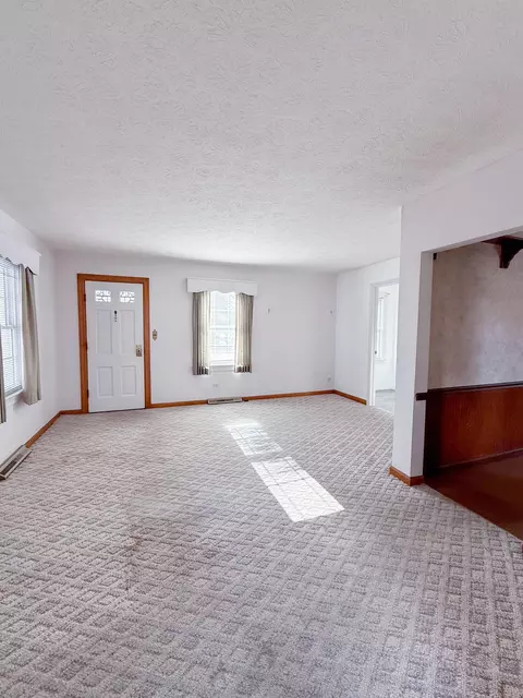Living - 820 W 1st St, Springfield, OH 45504 photo 2 of 2