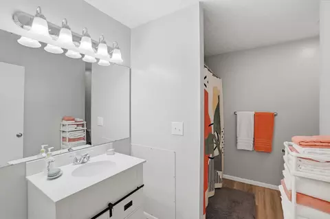 Bath - 3969 Covington Dr, Springfield, OH 45503 photo 3 of 3