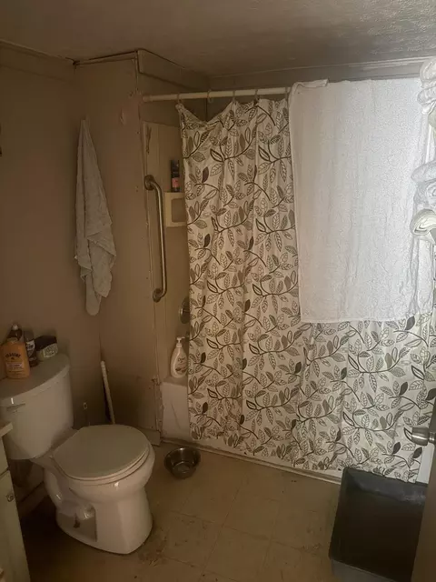 Bath - 533 Highview Ave, Springfield, OH 45505 photo 1 of 1