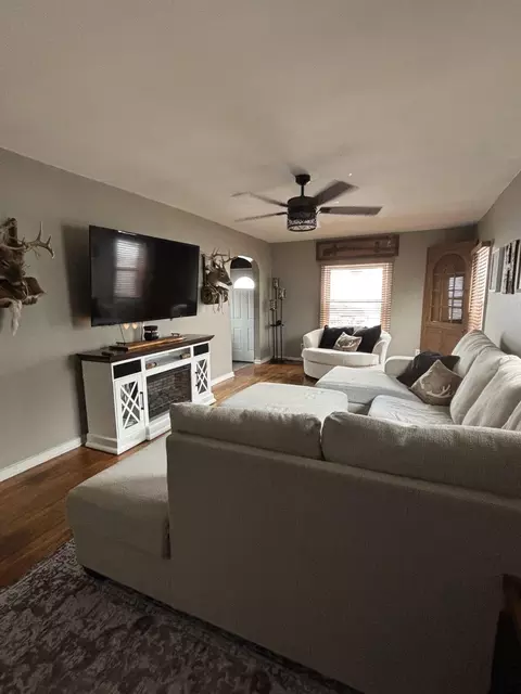 Living - 418 Kossuth St, Sidney, OH 45365 photo 2 of 4
