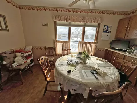Dining - 1136 Foxboro Rd, Springfield, OH 45503 photo 2 of 2